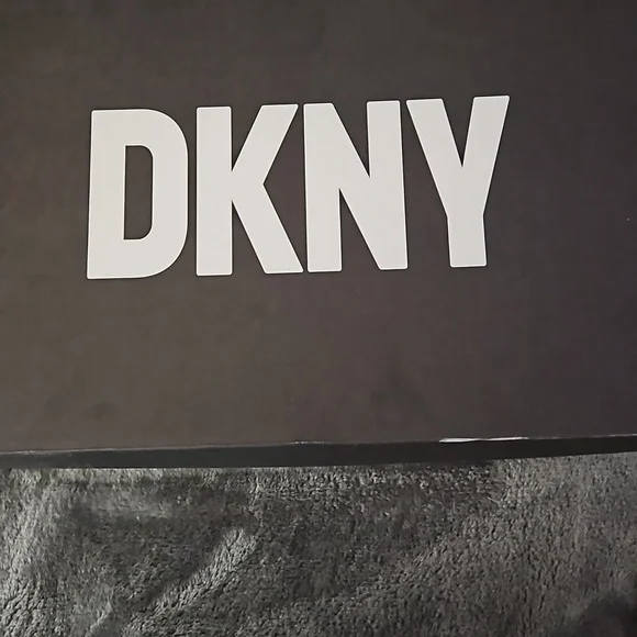 DKNY Mens Camo Sneakers.BRAND NEW IN ORIGINAL BOX.NEVER WORN OR TRIED ON!!